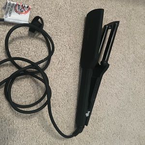 easy-to-use waving iron creates tight wavy styles.